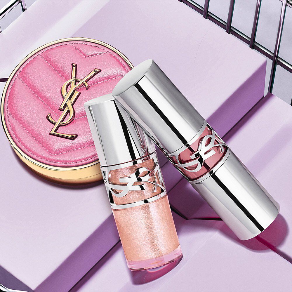Aceites labiales YSL LOVESHINE y colorete Make Me Blush sobre fondo lavanda.