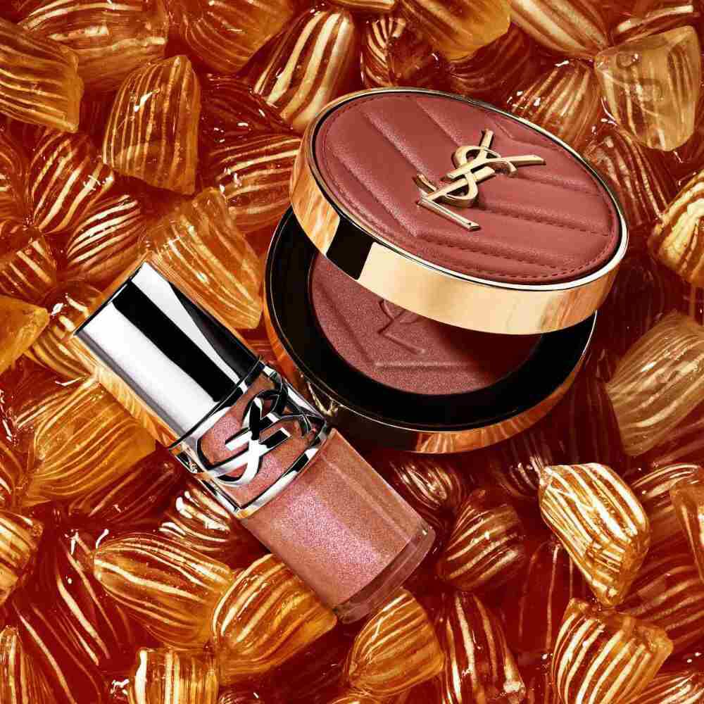 Colorete luminoso y gloss YSL sobre caramelos ambar