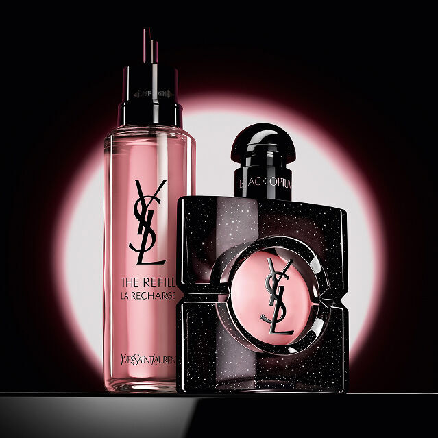 Frasco de Black Opium Eau de Parfum junto a su frasco de recarga de vidrio de 100 ml con el logotipo de YSL.