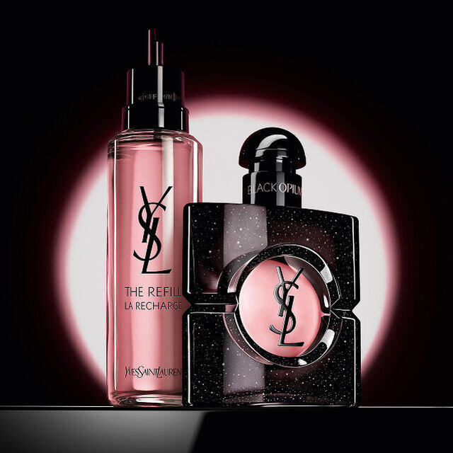 Frasco de Black Opium Eau de Parfum junto a su frasco de recarga de vidrio de 100 ml con el logotipo de YSL.