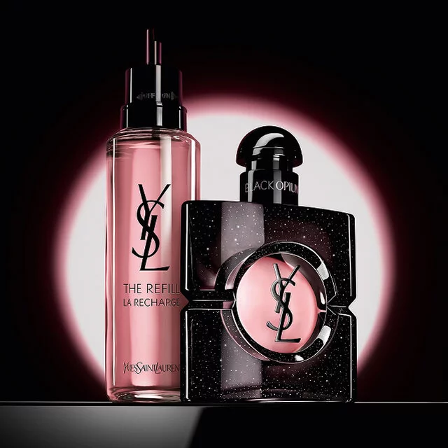Frasco de Black Opium Eau de Parfum junto a su frasco de recarga de vidrio de 100 ml con el logotipo de YSL.