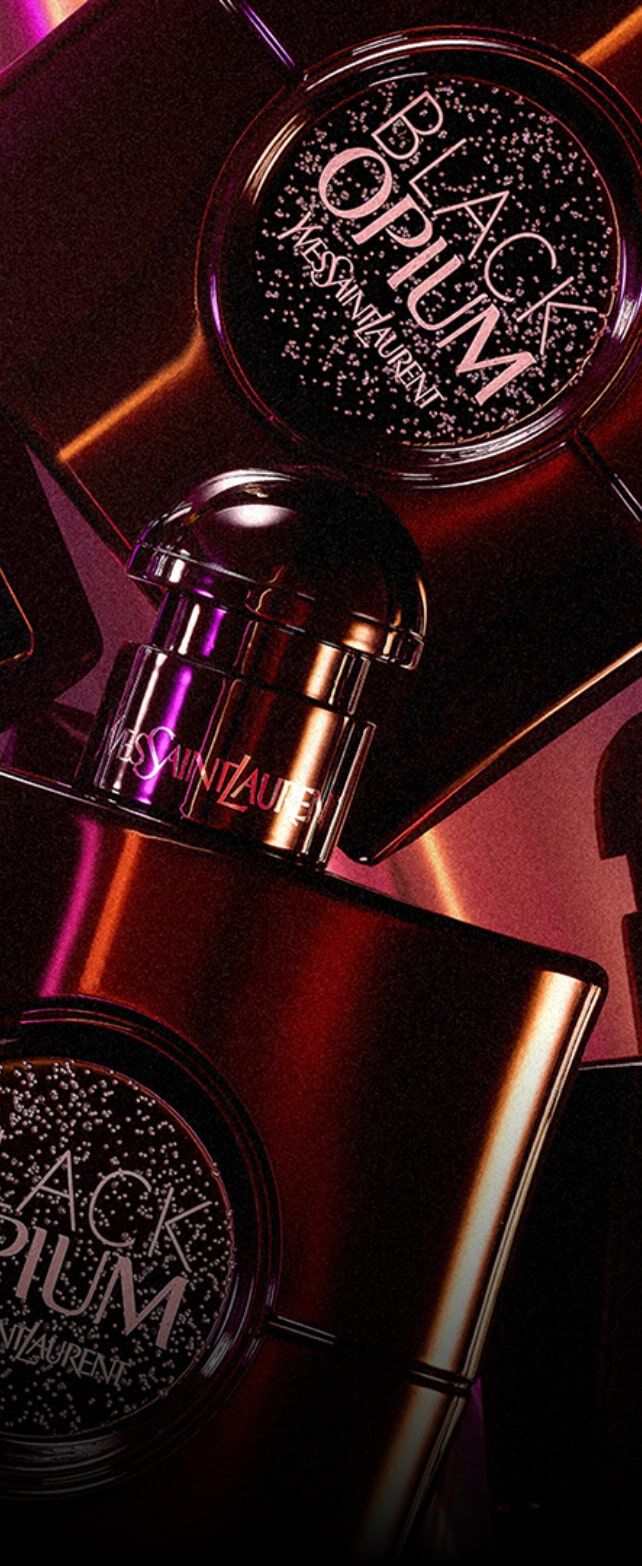 Frascos de perfume Black Opium de Yves Saint Laurent sobre un fondo brillante en tonos purpura y negro.