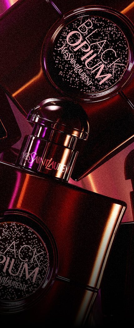 Frascos de perfume Black Opium de Yves Saint Laurent sobre un fondo brillante en tonos purpura y negro.