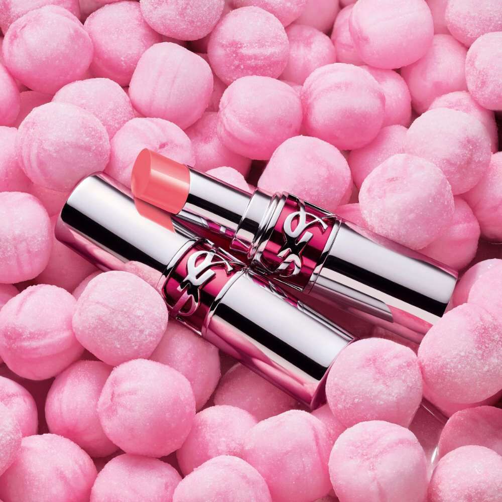 Labial rosa YSL sobre dulces rosas