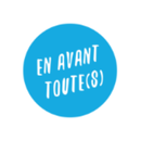 Logotipo "EN AVANT TOUTE(S)" en letras blancas sobre un circulo azul claro, dentro de un circulo blanco mas grande.