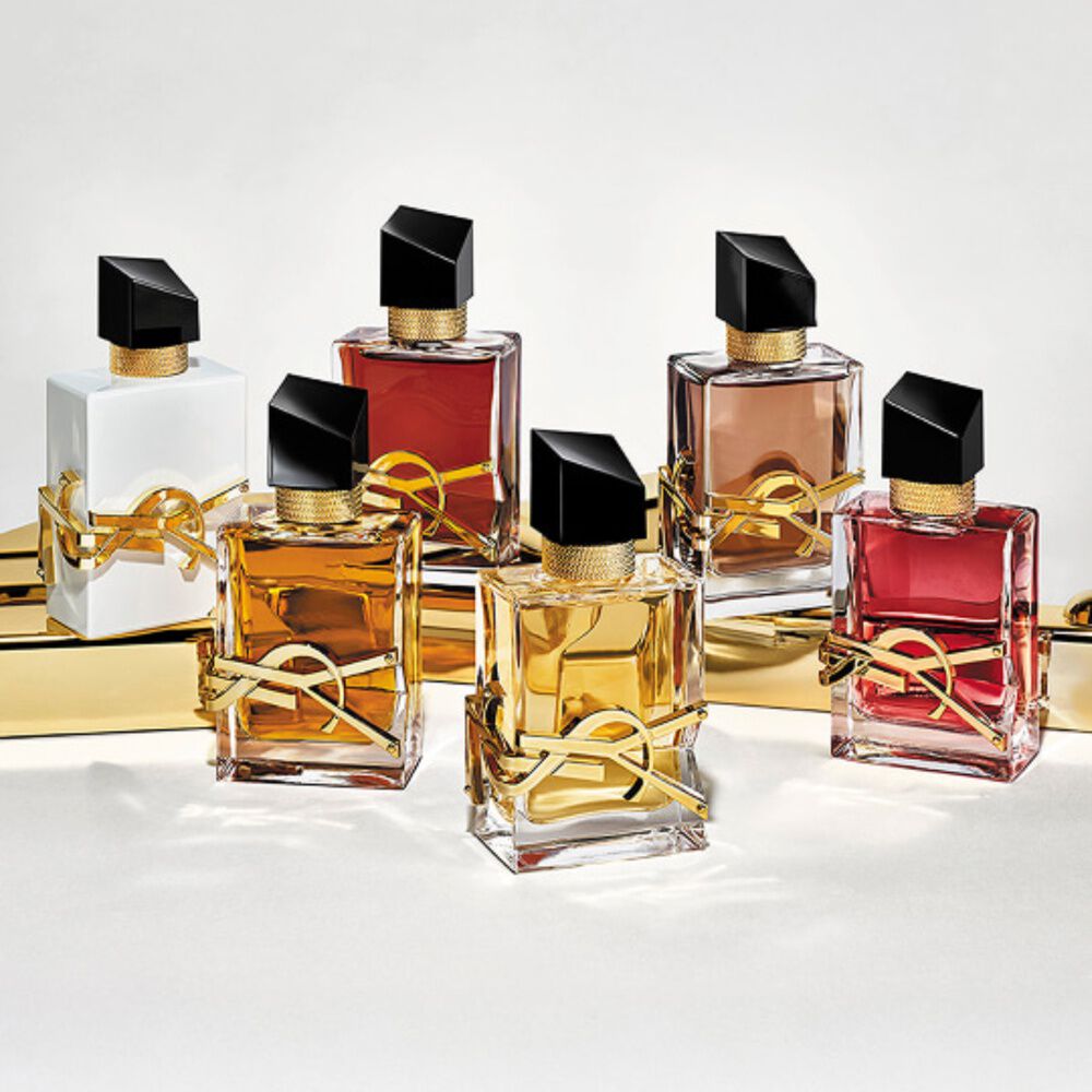 Coleccion de frascos de perfume YSL Libre en varios colores y acabados.
