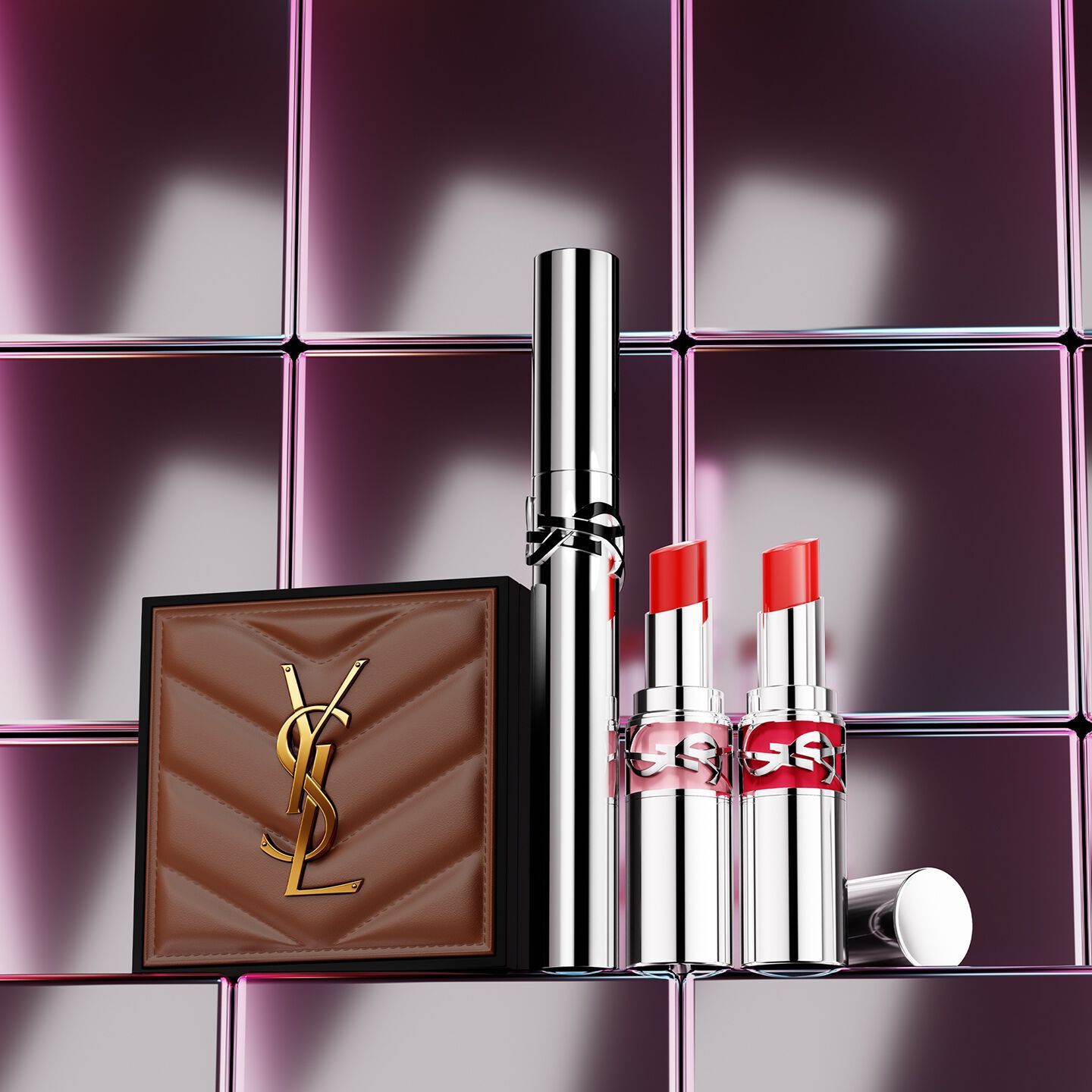 Esenciales de maquillaje YSL expuestos sobre un pedestal en un entorno inspirado en el desierto.