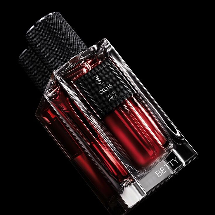 Primer plano del frasco COEUR que muestra el servicio de grabado y personalizacion de YSL.