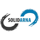 Logotipo "SOLIDARNA" con un simbolo de infinito en negro y azul cepillado, en un circulo blanco.