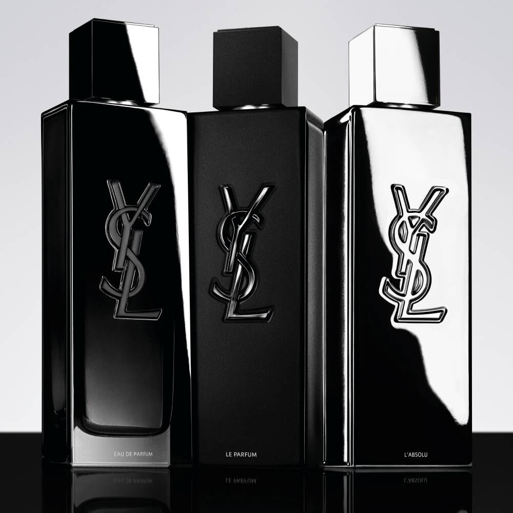 Tres frascos de perfume YSL negros sobre fondo claro