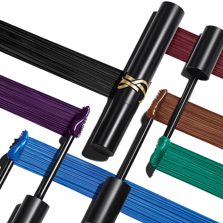 Presentacion de producto con un tubo de mascara negra rodeado de aplicadores y trazos en negro, burdeos, violeta, azul, verde y marron.