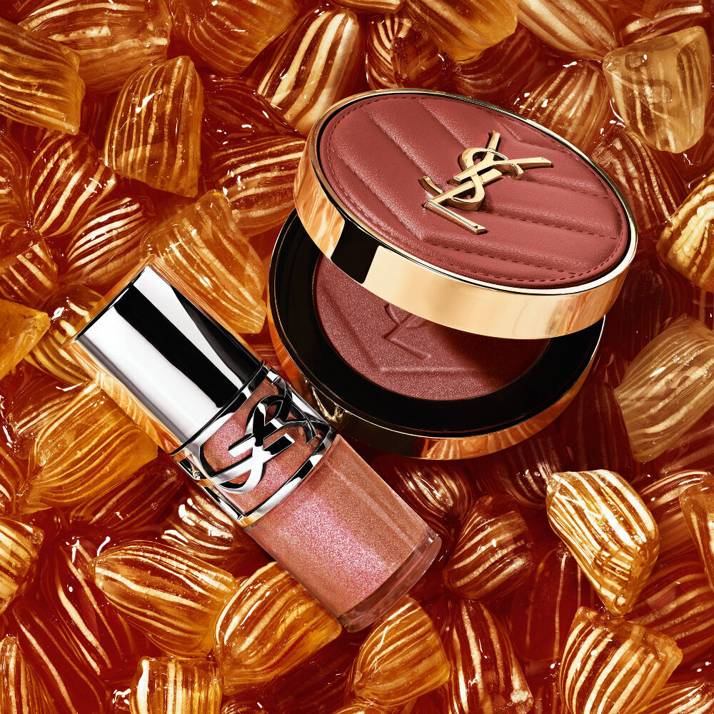 YSL LOVESHINE Plumping Lip Oil Gloss tono 12 y Make Me Blush tono 12, entre caramelos berlingot dorados.