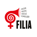 Logotipo "FILIA FACEM AUZITE VOCILE FEMEILOR!" con un simbolo femenino rojo estilizado y un megafono, en un circulo blanco.
