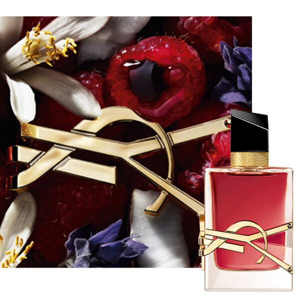 Primer plano del frasco Libre Berry Crush con el logotipo YSL dorado, rodeado de frutos rojos y elementos florales.