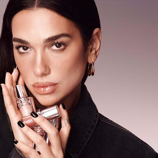 Dua Lipa posando con labiales YSL Loveshine.​