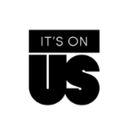 Logotipo negro "IT'S ON US" con "IT'S ON" en un rectangulo y "US" en letras grandes debajo, todo dentro de un circulo blanco.