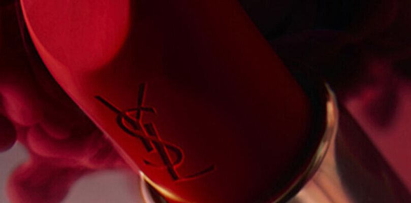 Primer plano de un pintalabios rojo de YSL.