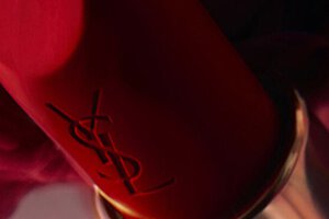 Primer plano de un pintalabios rojo de YSL.