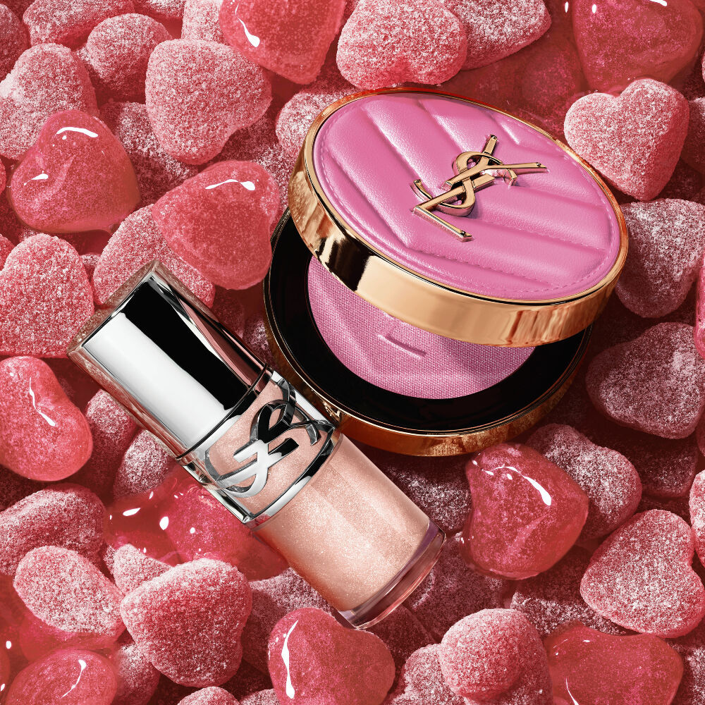 YSL LOVESHINE Plumping Lip Oil Gloss tono 10 y Make Me Blush tono 10, rodeados de dulces rosas en forma de corazon.
