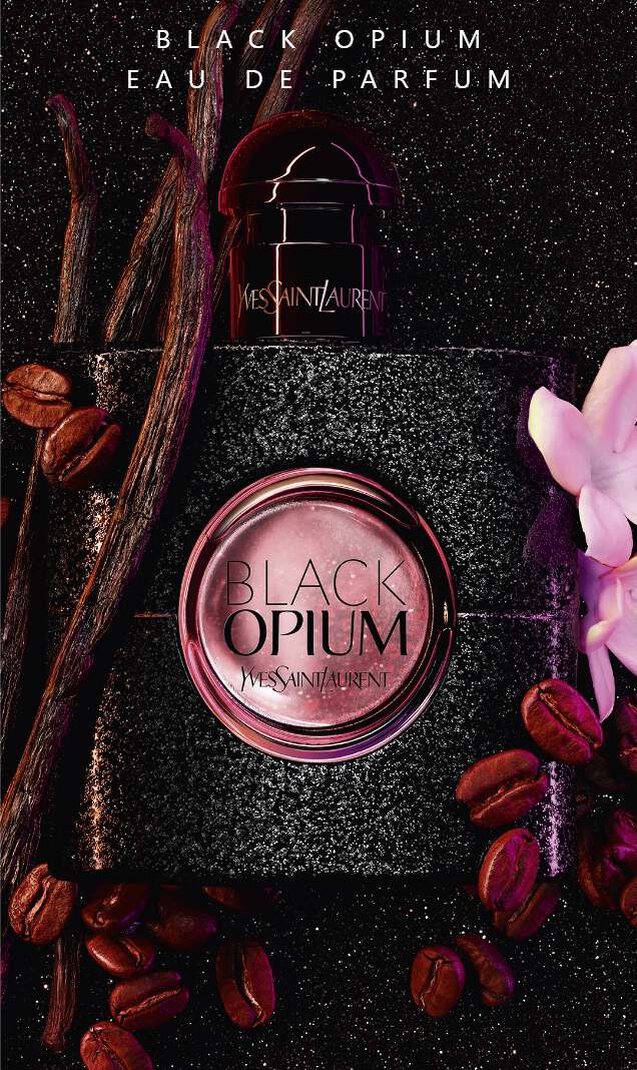 Frasco de perfume "Black Opium" de Yves Saint Laurent, rodeado de granos de cafe y flores, sobre un fondo oscuro.