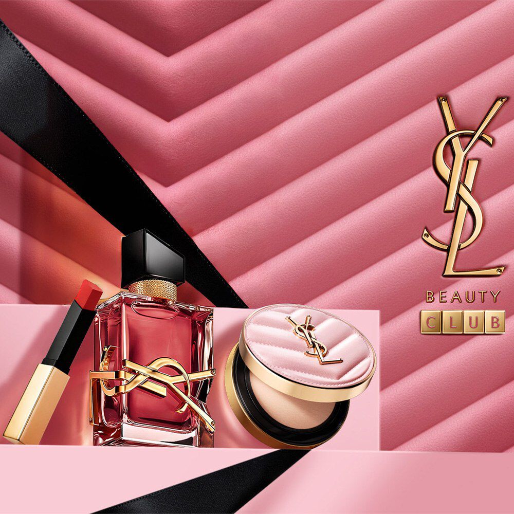 YSL BEAUTY CLUB PRIVATE SALE. El logo dorado de YSL y la inscripcion "PRIVATE SALE" brillan bajo la nieve, prometiendo privilegios exclusivos. Una lujosa invitacion a descubrir ofertas invernales, reservadas para nuestros miembros. El resplandor de una belleza excepcional.​