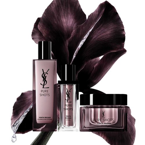 Productos de cuidado YSL Pure Shots frente a un fondo floral oscuro.