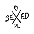 Logotipo "SEXED PL" escrito a mano con un corazon encima de la "X", en un circulo blanco.