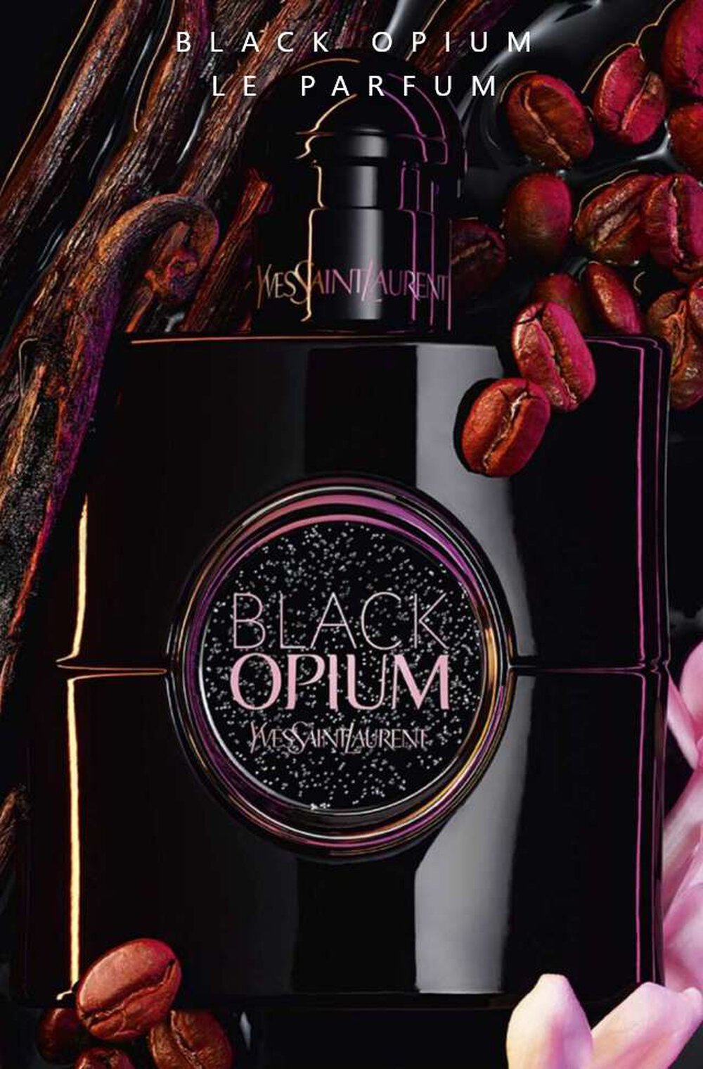 Frasco de perfume "Black Opium" de Yves Saint Laurent, rodeado de granos de cafe, vainas de vainilla y flores, sobre un fondo negro.