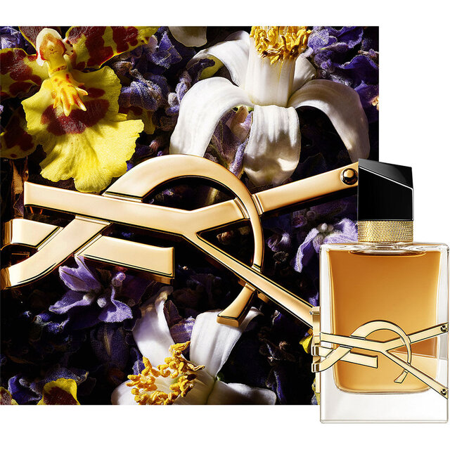 Frasco de LIBRE EAU DE PARFUM INTENSE rodeado de flores purpura intenso y detalle de cadena dorada.
