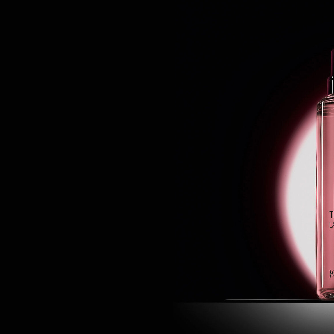 Frasco de Black Opium Eau de Parfum junto a su frasco de recarga de vidrio de 100 ml con el logotipo de YSL.