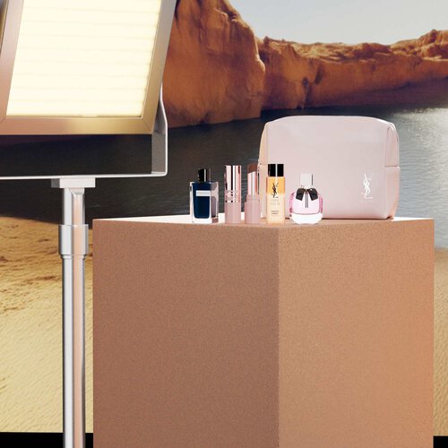 Set de belleza YSL con miniproductos y neceser rosa.