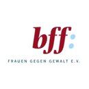 Logotipo "bff: FRAUEN GEGEN GEWALT E.V." en letras burdeos y dos puntos azules, en un circulo blanco.