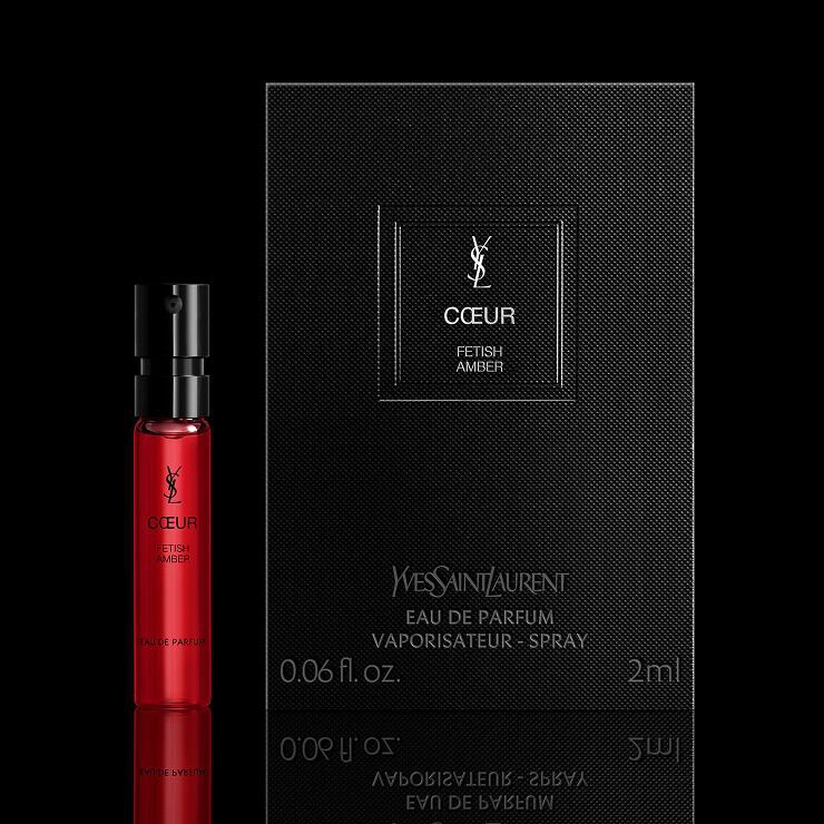 Muestra de Eau de Parfum COEUR colocada junto al packaging negro de tamano completo para el servicio de prueba de YSL.