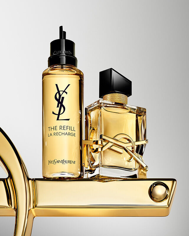 Frasco de Libre Eau de Parfum y frasco de recarga con el logotipo YSL dorado sobredimensionado.