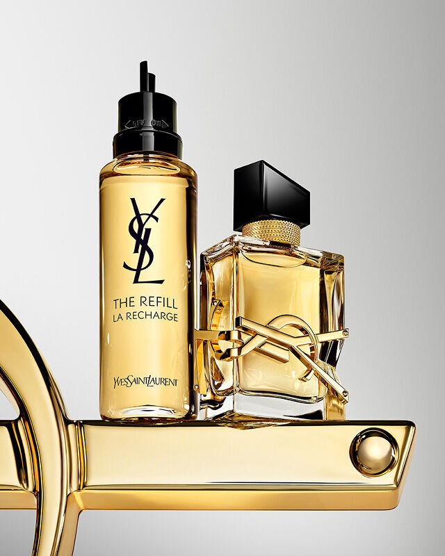 Frasco de Libre Eau de Parfum y frasco de recarga con el logotipo YSL dorado sobredimensionado.