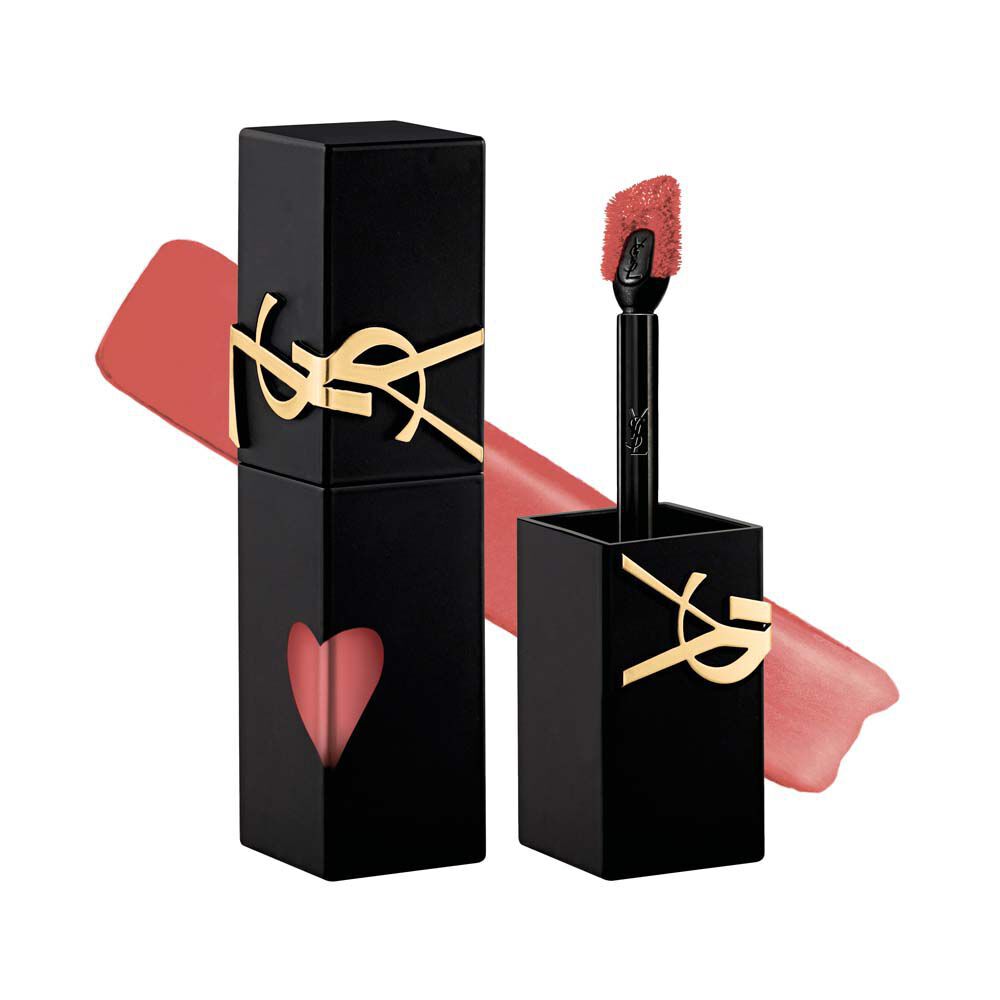Frasco de tinta labial mate negra de YSL junto a su tapa desenroscada y pincel aplicador, exhibido frente a un difuminado de textura liquida suave-mate.