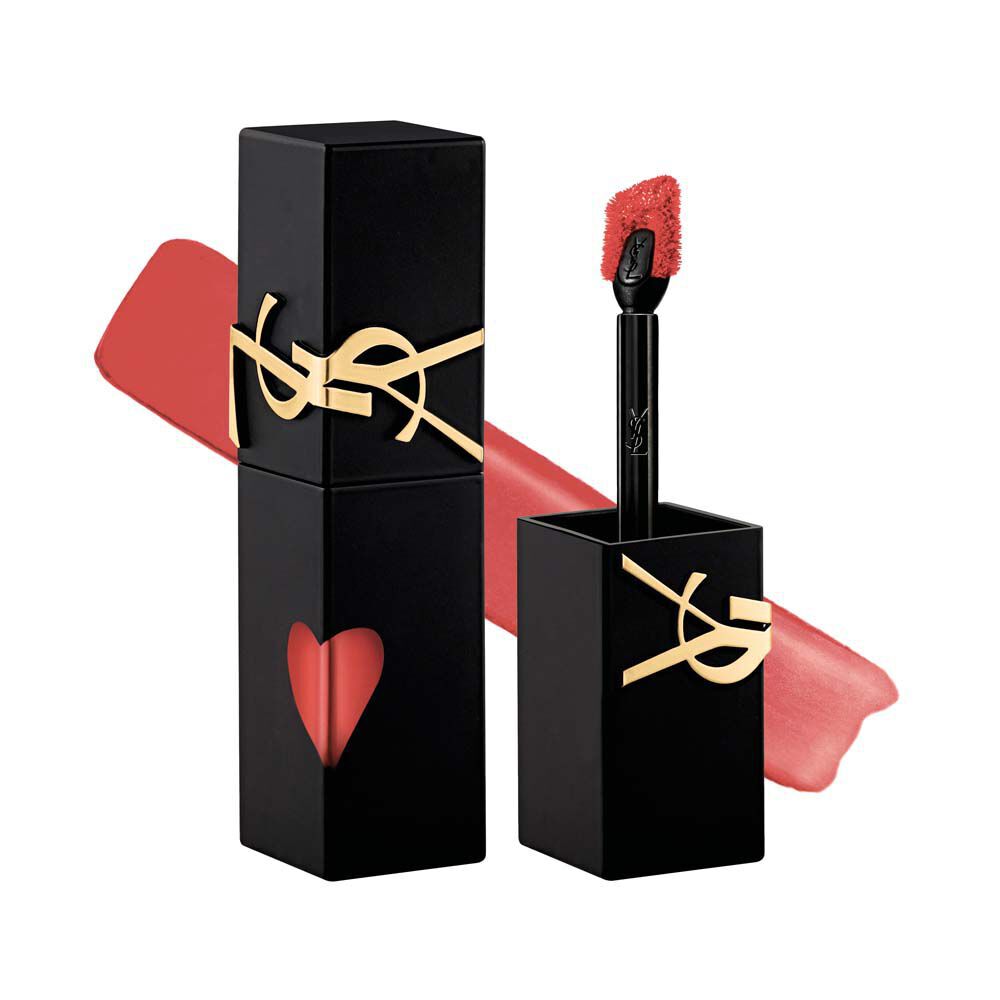 Frasco de tinta labial mate negro de YSL junto a su tapa desenroscada y pincel aplicador, exhibido frente a una muestra de textura liquida en acabado mate suave.