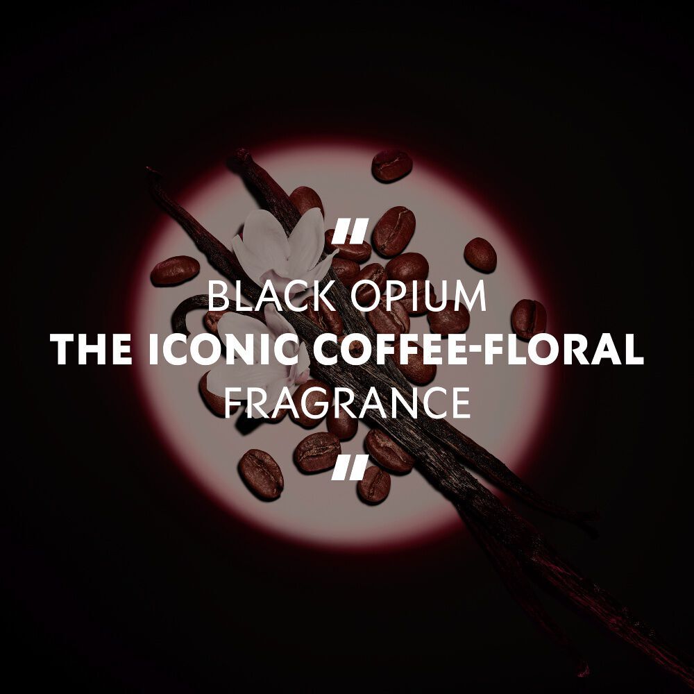 Vainas de vainilla, flores blancas y granos de cafe bajo los focos con la cita: "BLACK OPIUM LA FRAGANCIA ICONICA DE CAFE".