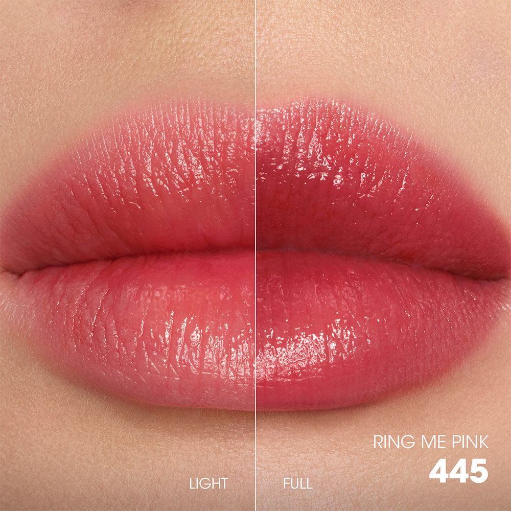Comparacion de muestras de labios en pantalla dividida: aplicacion suave y difusa "Light" a la izquierda, aplicacion audaz y saturada "Full" a la derecha.
