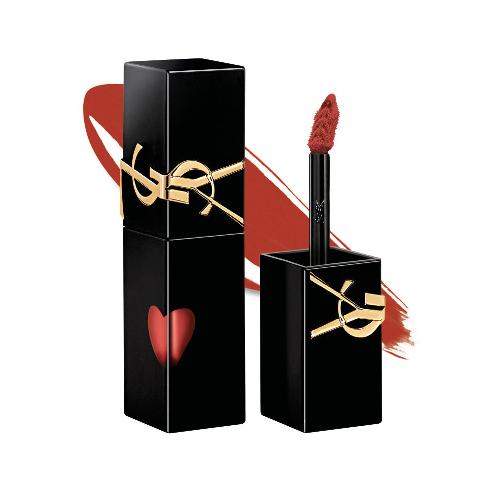 YSL The Inks Vinyl Cream en el tono 810, con un tubo negro y el logo dorado de YSL, y un corte en forma de corazon que revela el tono naranja.