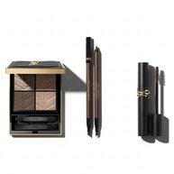 Productos de maquillaje de ojos YSL sobre fondo blanco