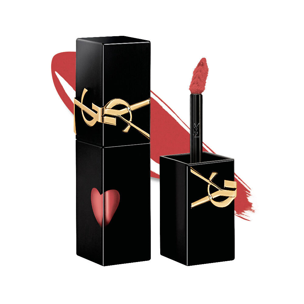 Frasco de tinta labial negra brillante de YSL junto a su tapa abierta y pincel aplicador, exhibido frente a un difuminado de textura liquida reluciente.