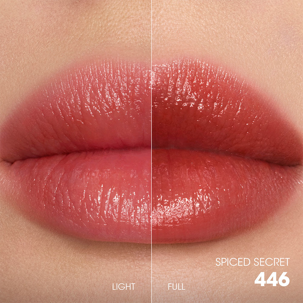 Comparacion de tonos labiales en pantalla dividida: aplicacion suave y difusa "Light" a la izquierda, aplicacion audaz y saturada "Full" a la derecha.