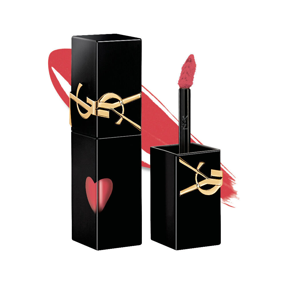 Frasco de tinta labial negra brillante de YSL junto a su tapa abierta y pincel aplicador, exhibido frente a un difuminado de textura liquida reluciente.