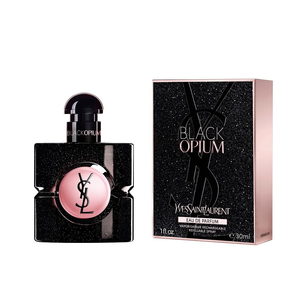 Frasco de Black Opium Eau de Parfum junto a su estuche negro a juego, cubierto de brillo y adornado con la Cassandre de YSL.