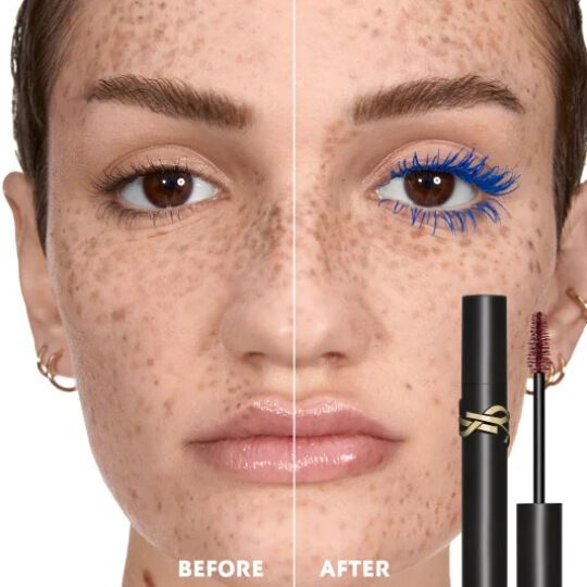 Comparación antes y después de Lash Clash Mascara en azul eléctrico en una mujer con pecas. El lado 'Después' presenta pestañas con volumen azul brillante de alto impacto.