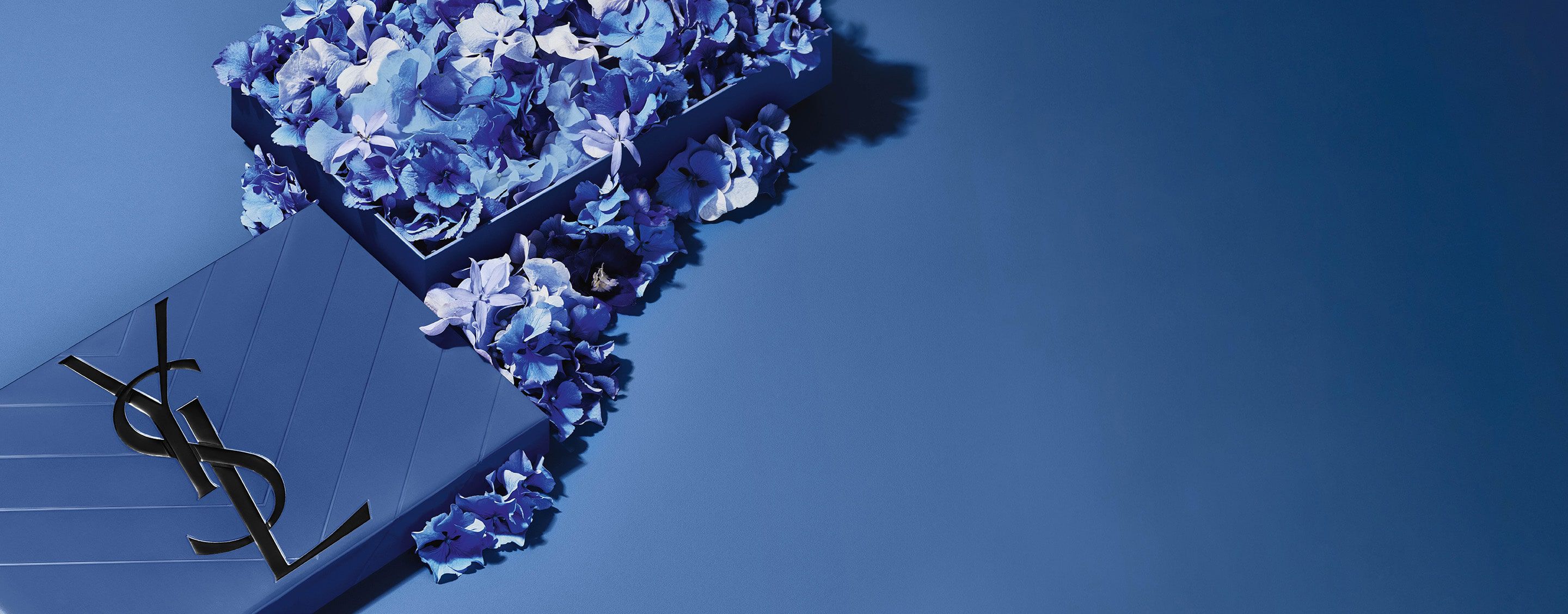 Set de regalo azul de YSL para el Día del Padre, con el icónico logo Cassandre, decorado con una explosión de delicados detalles florales azules.