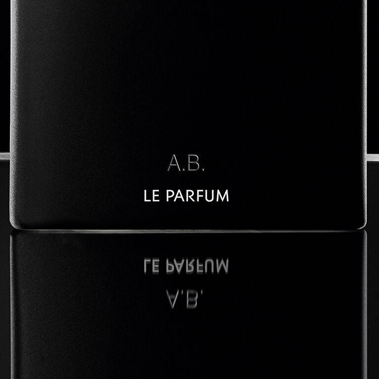 Primer plano de un frasco de MYSLF Le Parfum personalizado, grabado con las iniciales 'A.B.', mostrando el arte de regalar lujo.