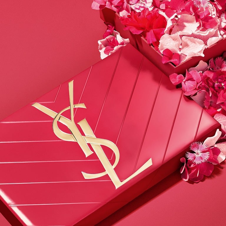 Set de regalo rosa de YSL para el Día de la Madre, con el icónico logotipo Cassandre y detalles florales en rosa.