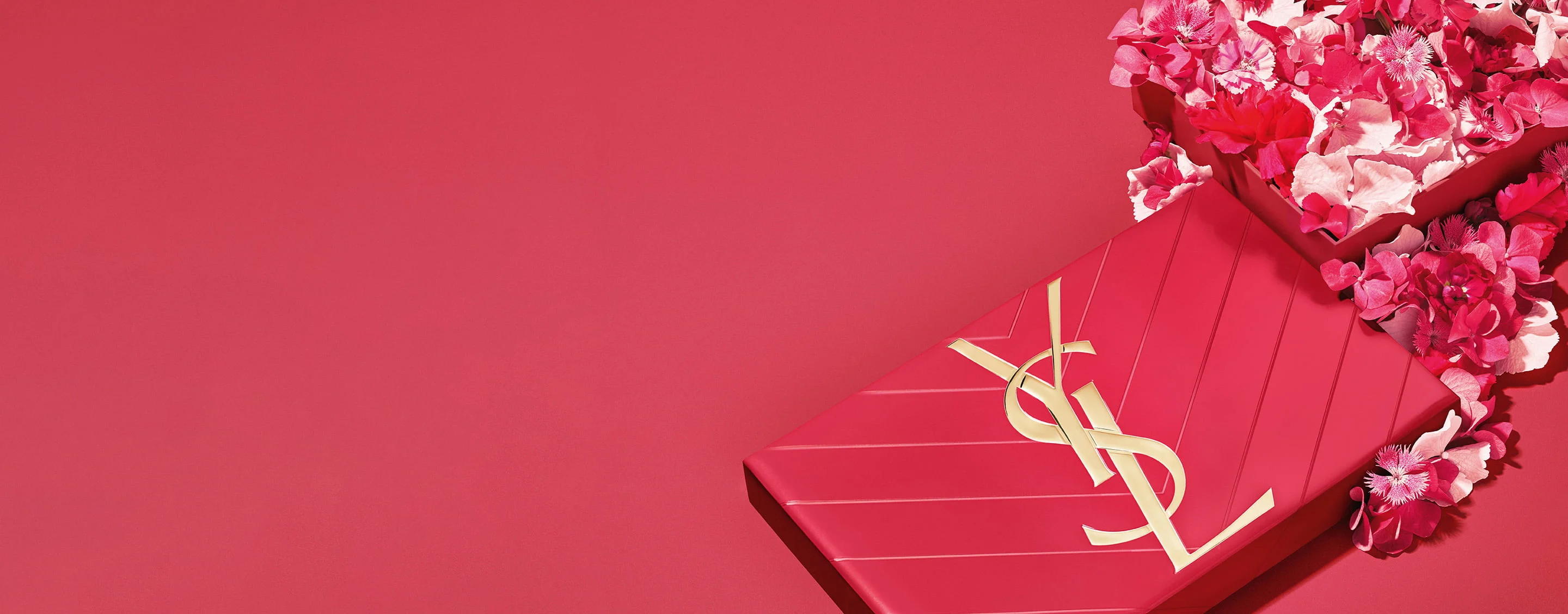 Cofre de regalo rosa de YSL para el Día de la Madre, con l'emblemático logo Cassandre y una profusión de delicados toques florales rosas.